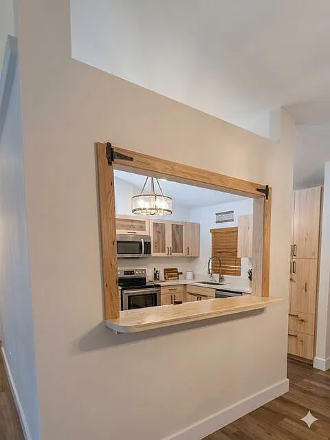 1 bed, 1.0 bath, 696 sqft, $1,295 — Photo 3