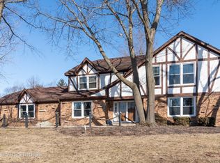 1100 Robinhood Dr, Elgin, IL