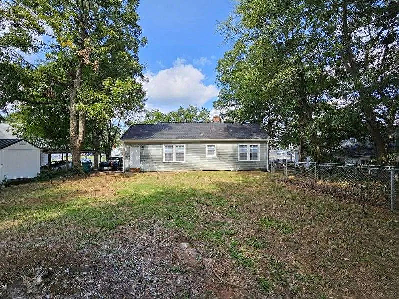 604 E Jefferies St — Photo 3
