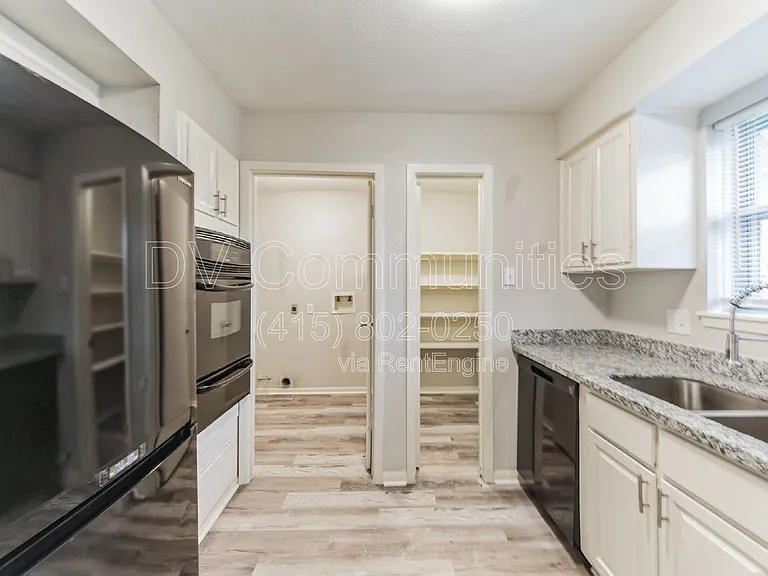 700 Meadowglen Dr — Photo 15