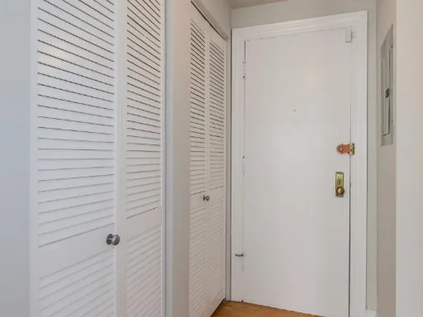 630 W Roscoe St APT 1N, Chicago, IL 60657