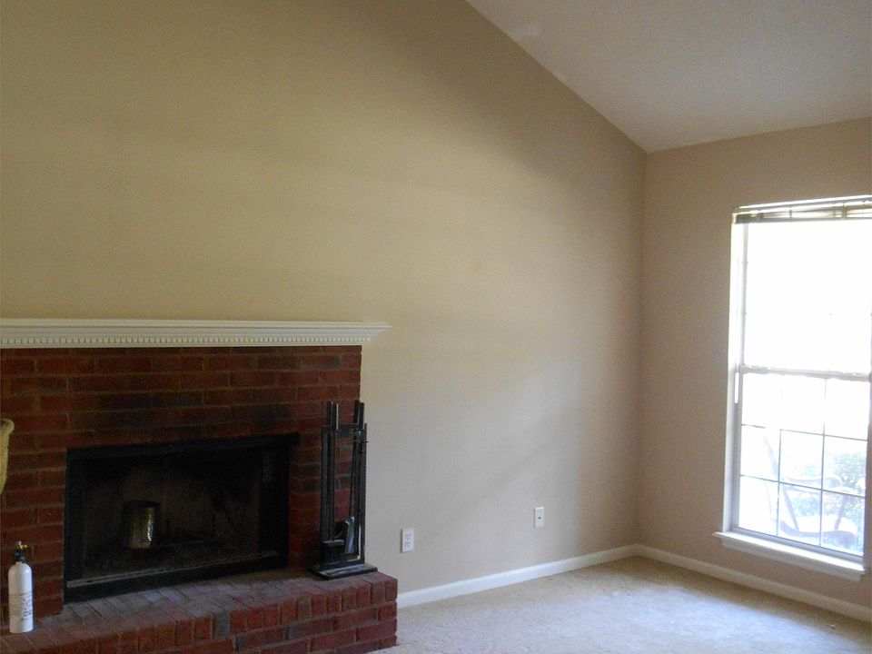 Living room w/fireplace & vaulted ceiling