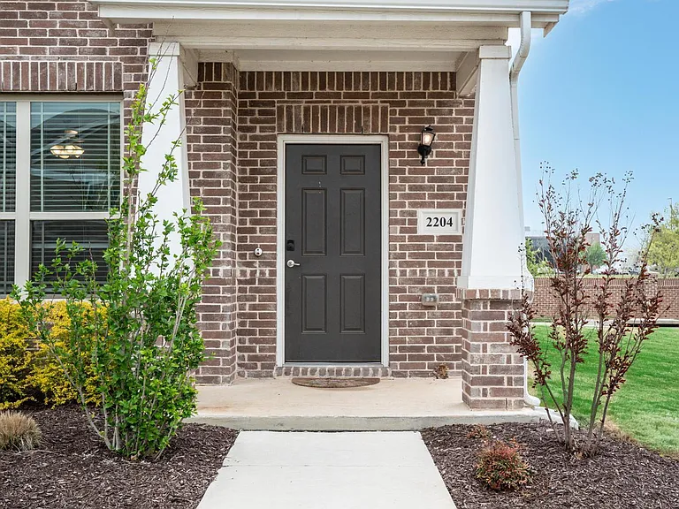 2204 Greystone Dr — Photo 2