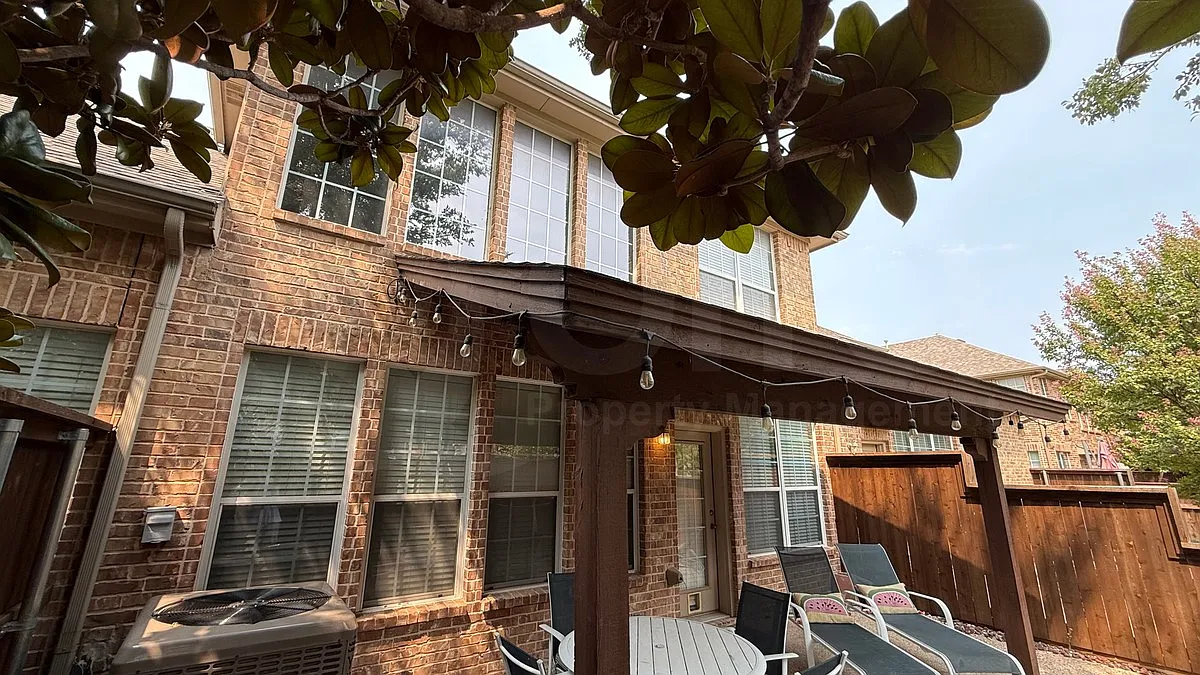 3 bed, 2.5 bath, 1667 sqft, $2,600 — Photo 2