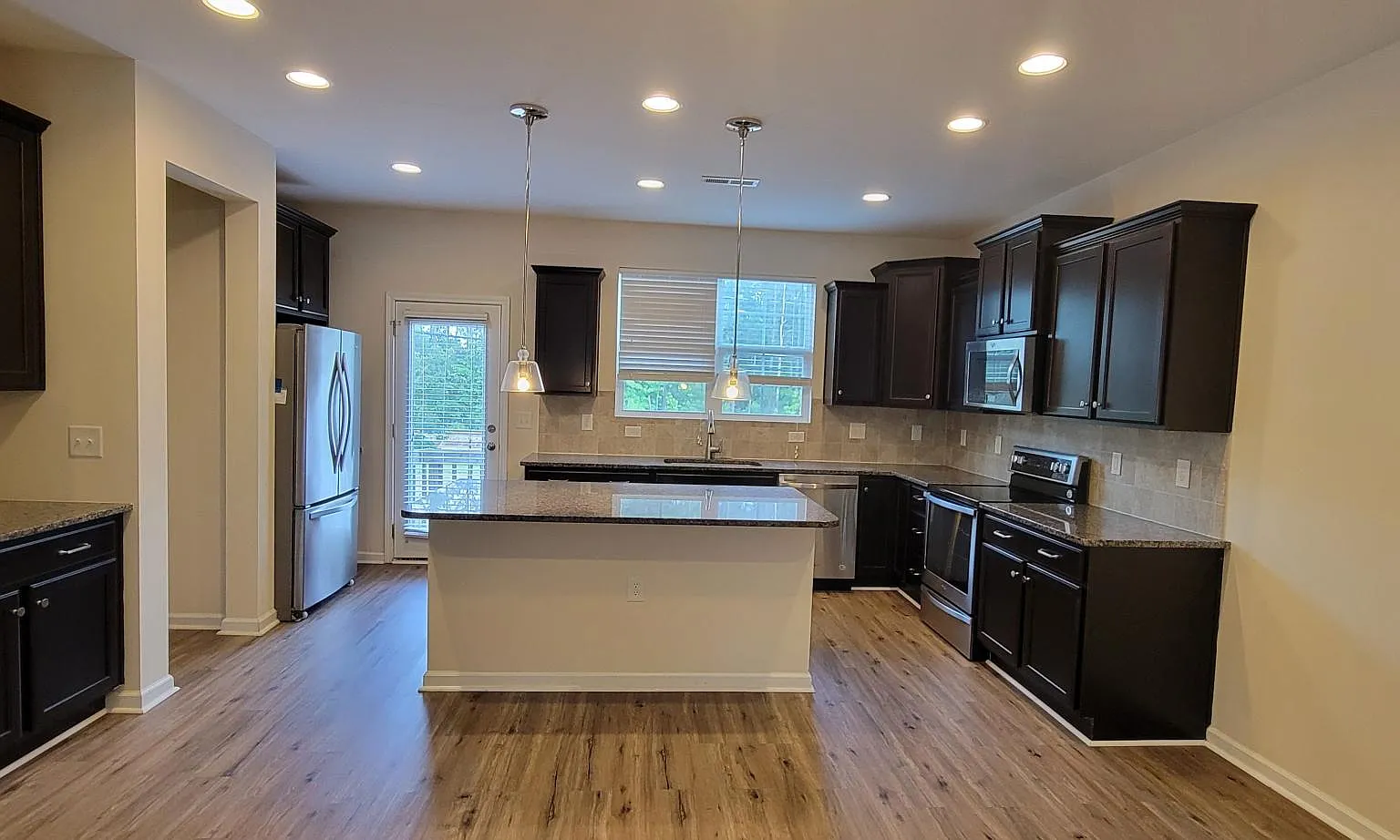 1407 Regents Ln — Photo 2