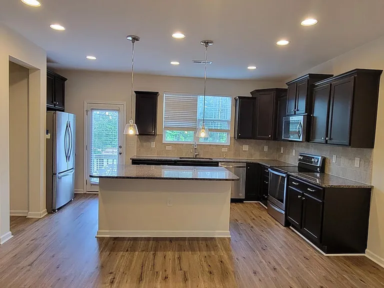 1407 Regents Ln — Photo 2
