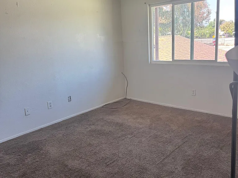 341 S Maple Ave — Photo 8