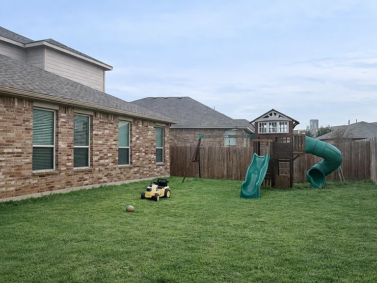 480 Spring Dr — Photo 15