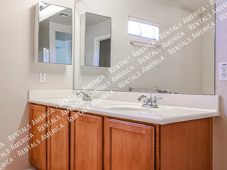 910 S 118th Ln — Photo 25