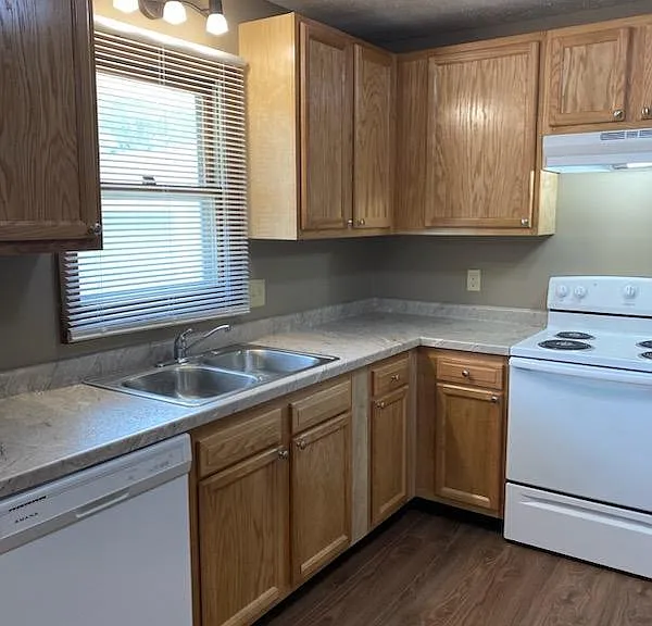 1841 Montclair Dr — Photo 3