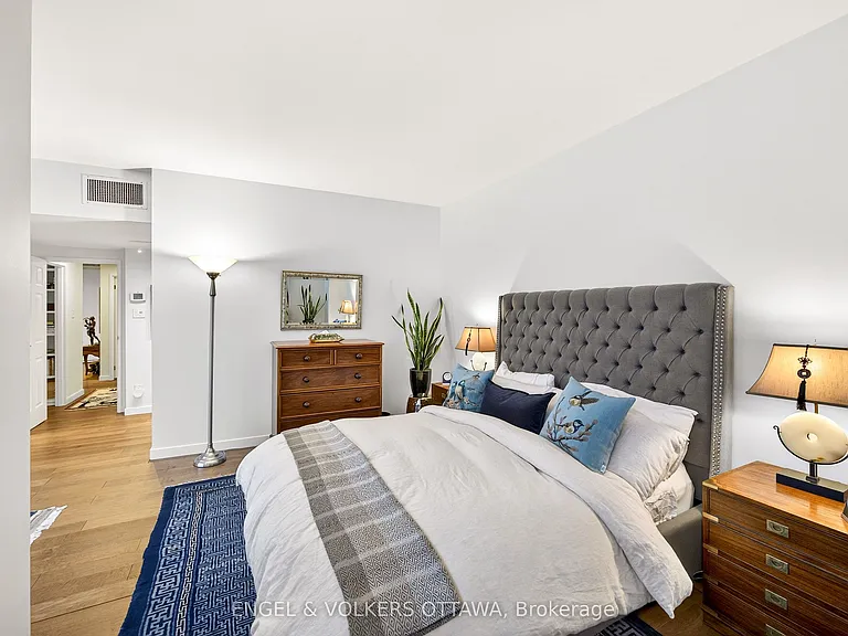 160 George St #2404 — Photo 29