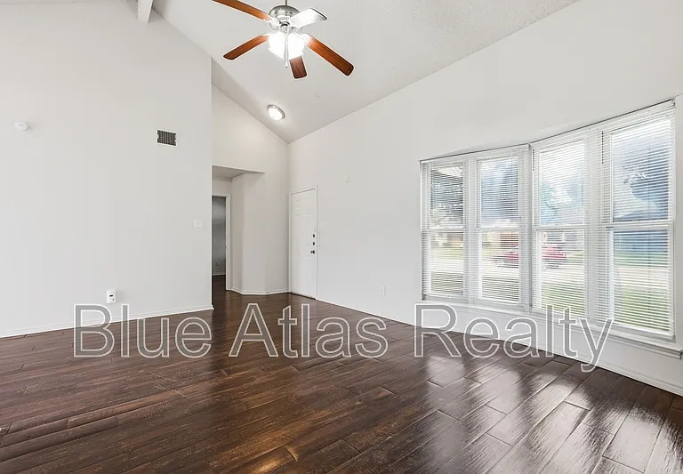 1612 Hunterwood Dr — Photo 3