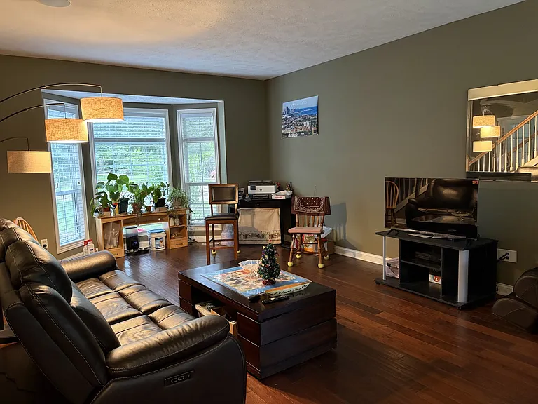 555 N Whitman Ct SE — Photo 8