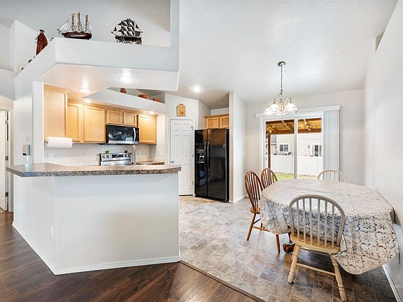 3rd image of 305 W Quaking Aspen Ln