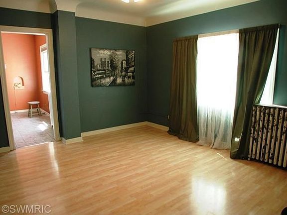 4th image of 1223 S Park St