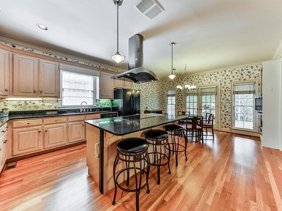 5th image of 1827 Bishops Green Dr