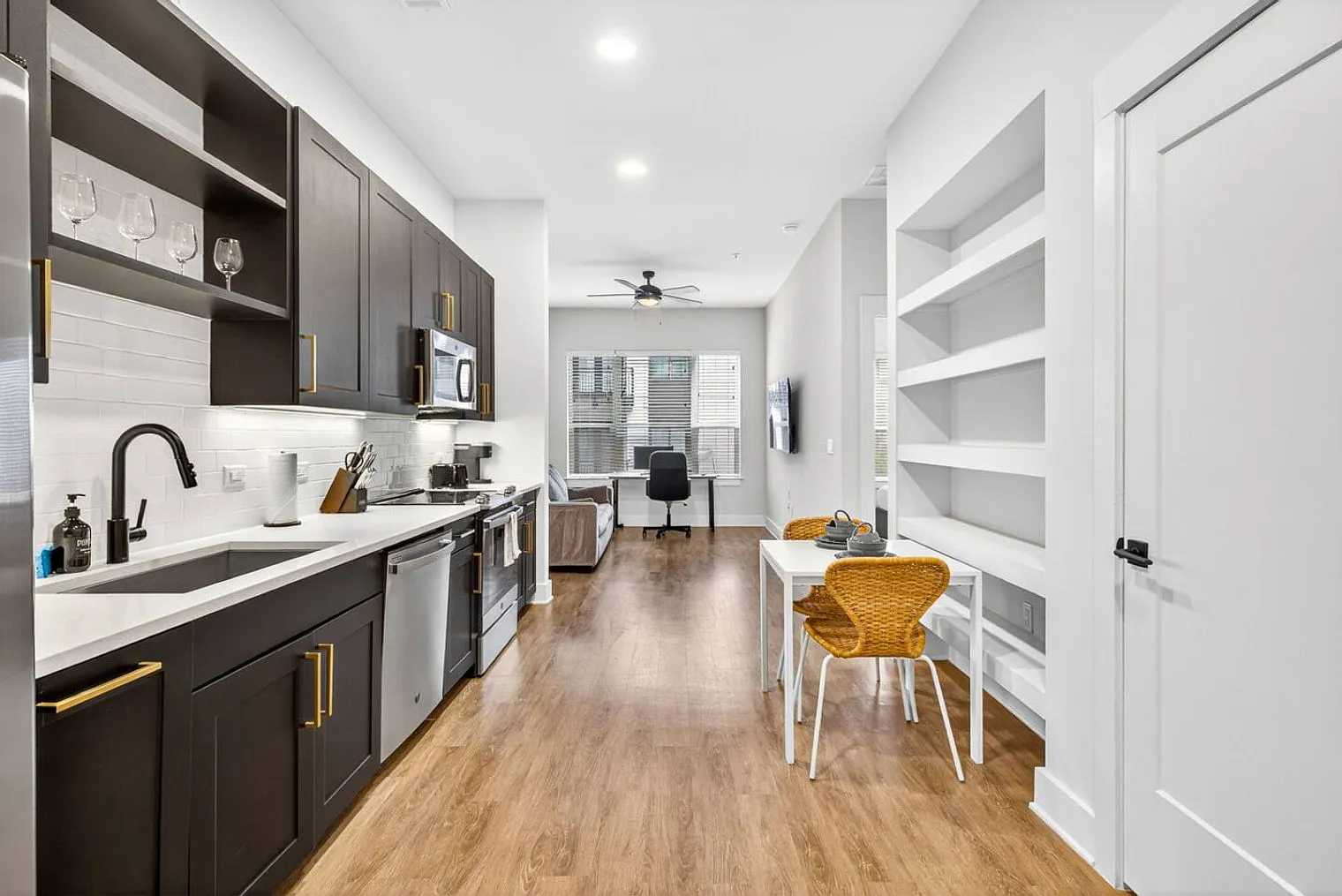 1 bed, 1.0 bath, 5381 sqft, $5,414 — Photo 2