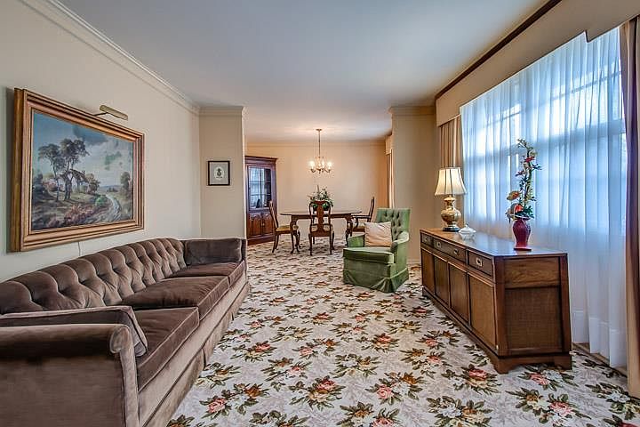 2nd image of 909 Crownhill Dr