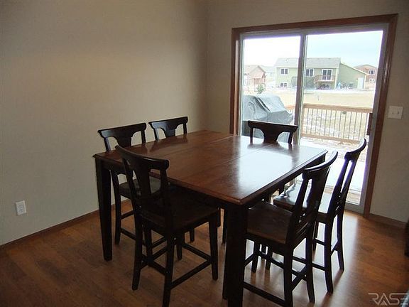 4th image of 909 Honeysuckle Dr