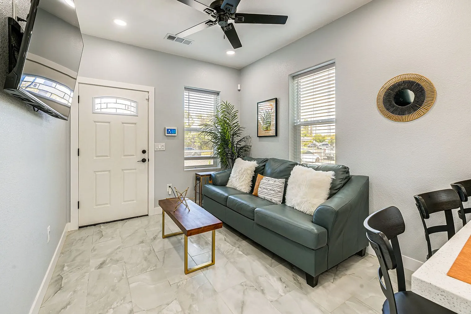 2 bed, 1.0 bath, 592 sqft, $2,483 — Photo 1