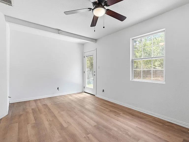 1127 Denfield St — Photo 9