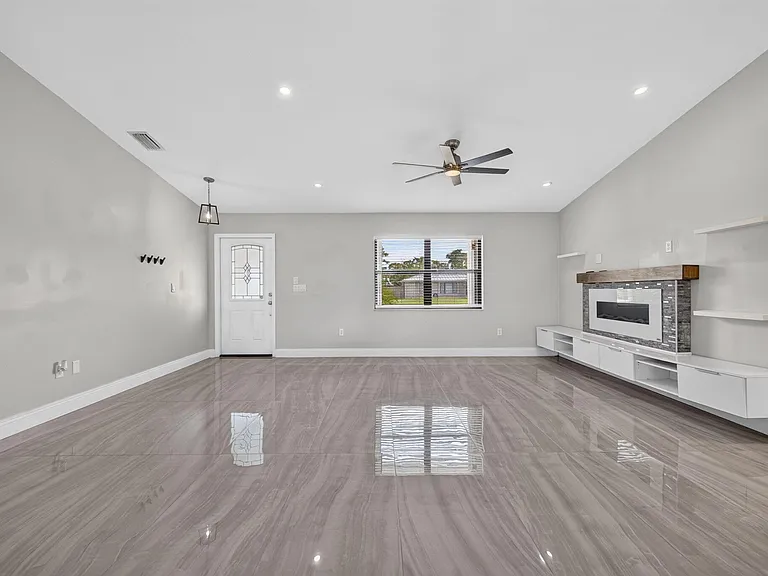 825 SE Starflower Ave — Photo 8