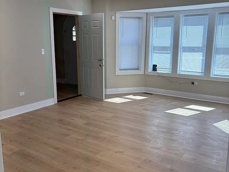 7616 S Winchester Ave — Photo 4