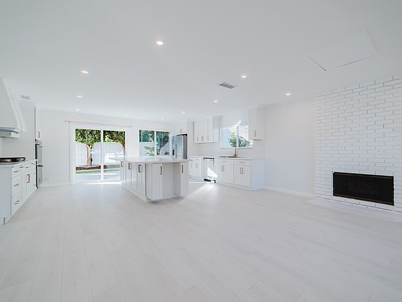 3rd image of 3163 Camarillo Ave