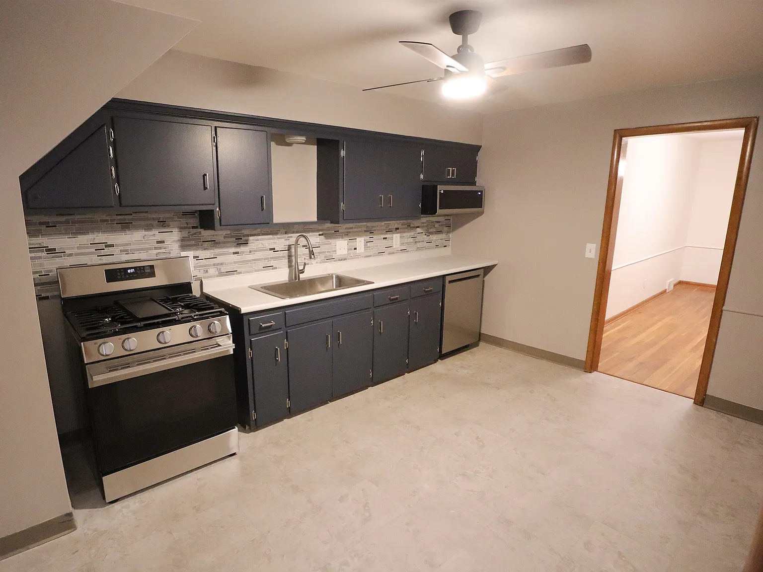 3 bed, 1.5 bath, 1600 sqft, $1,900 — Photo 3