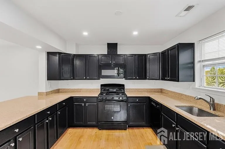 8 Alfred Ave — Photo 8
