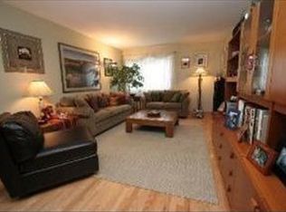 1032 Cumberland Ct, Vernon Hills, IL 60061