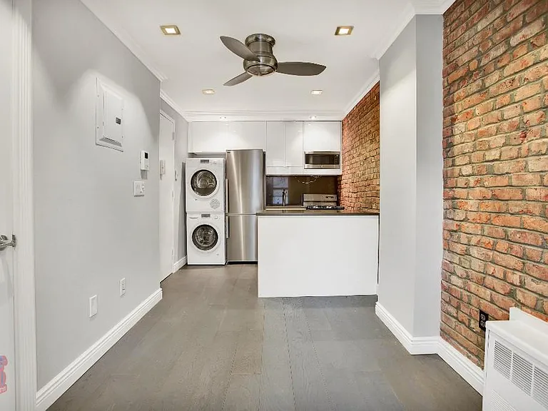 521 E 5th St #B3 — Photo 2