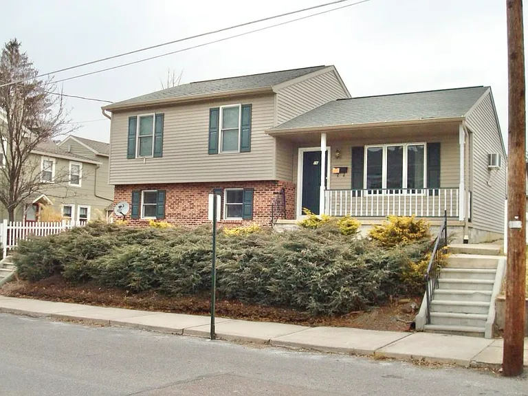 950 Vine St — Photo 1