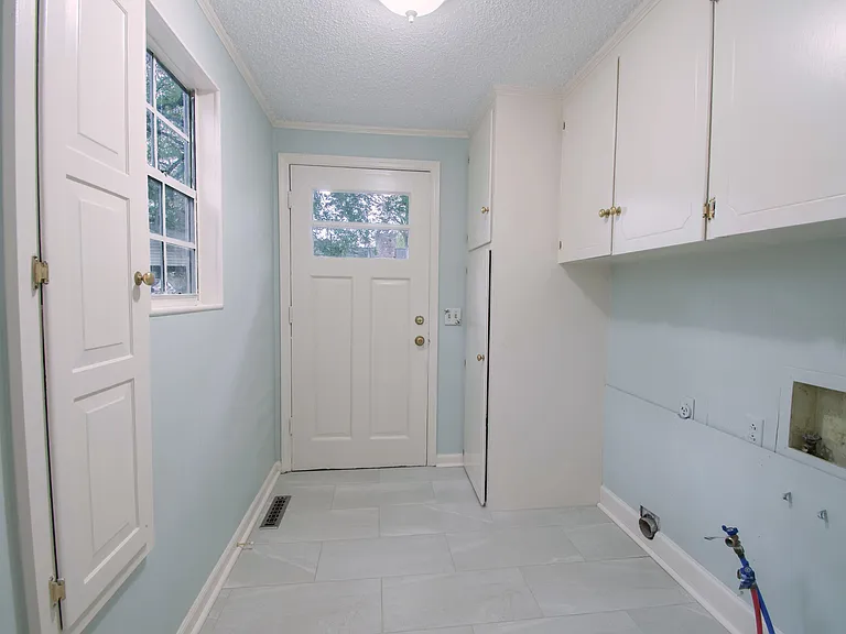 134 Lausanne Dr — Photo 6