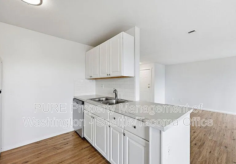 6601 S 8th St — Photo 16