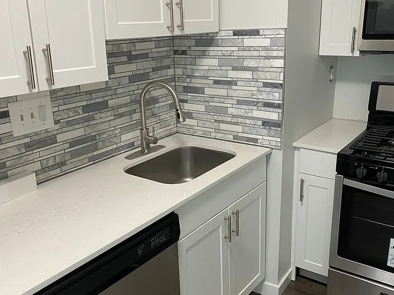 Tomlinson Court Apartments — Photo 16