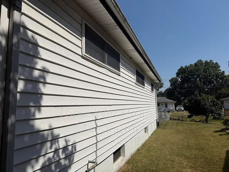 3 bed, 1.0 bath, 936 sqft, $1,495 — Photo 3
