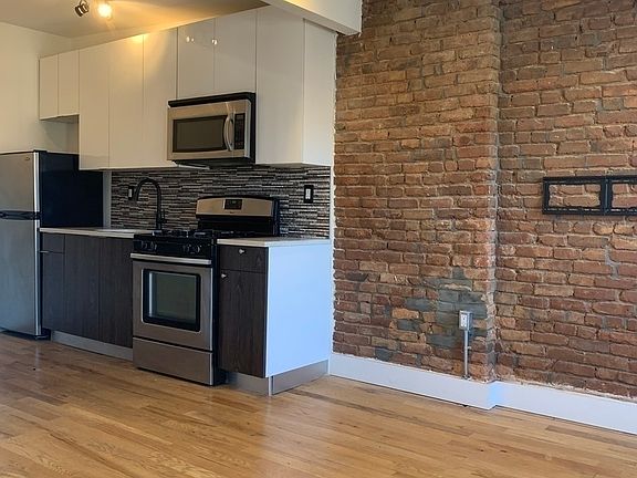 2nd image of 825 Putnam Ave #D