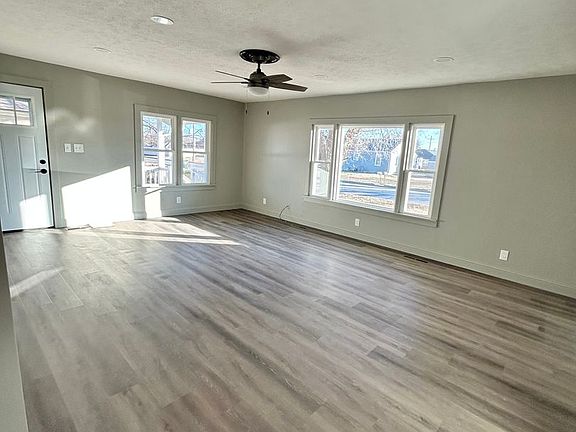 4th image of 106 W Avenue E