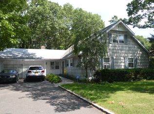 369 Ridgefield Rd, Hauppauge, NY 11788