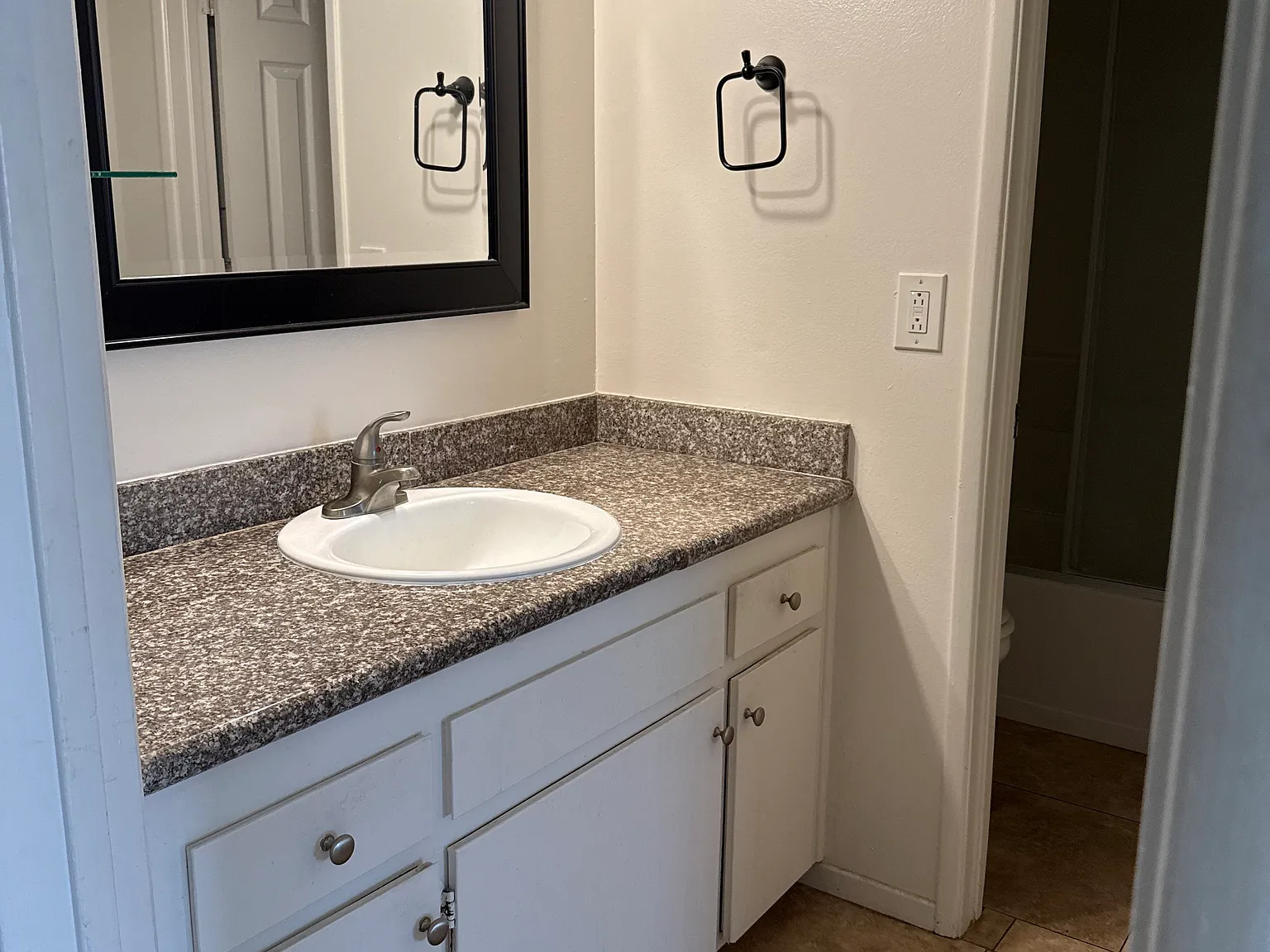 1 bed, 470 sqft, $2,100 — Photo 3