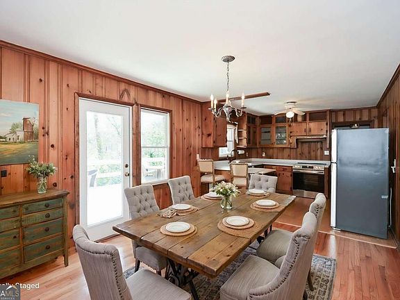 3rd image of 18 Old Farm Rd