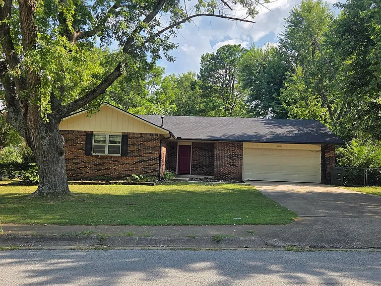 3203 E Cherokee Dr — Photo 1