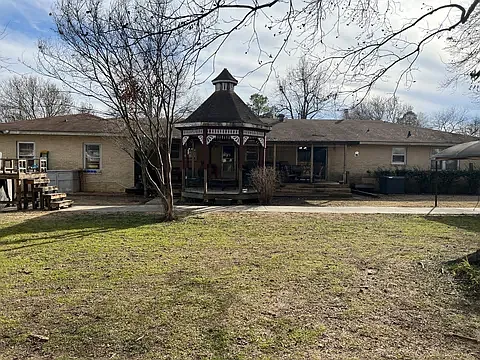190 E Poplar St — Photo 2