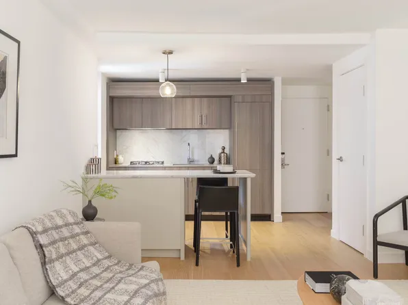 234 East 46th Street 701 image 2 of 15