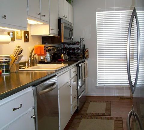 Kitchen w/ new stainless appliances