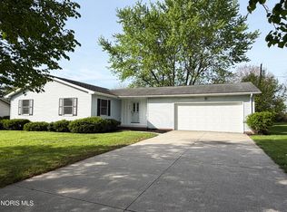 77 Barcelona Dr, Fostoria, OH 44830