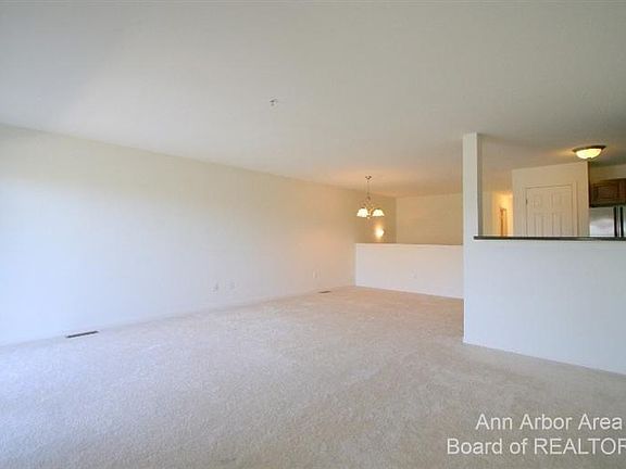 5th image of 116 W Oakbrook Dr