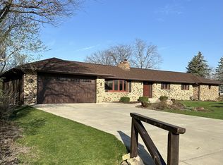 690 Valley Forge Trl, Rockton, IL 61072