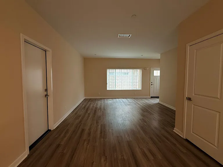 242 S Redwood Ave — Photo 8